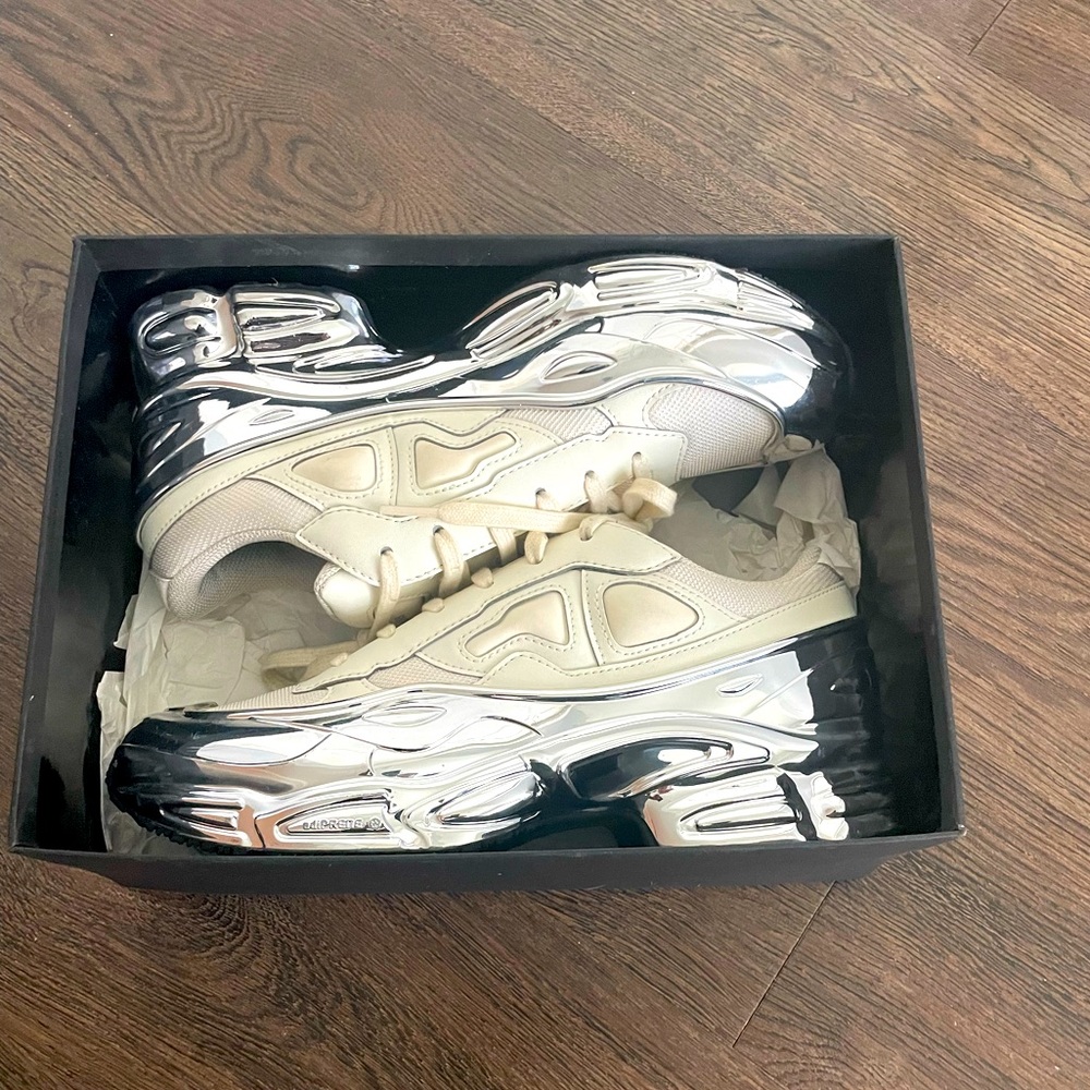 adidas OSWEEGO Mens size 6 / Womens size 8